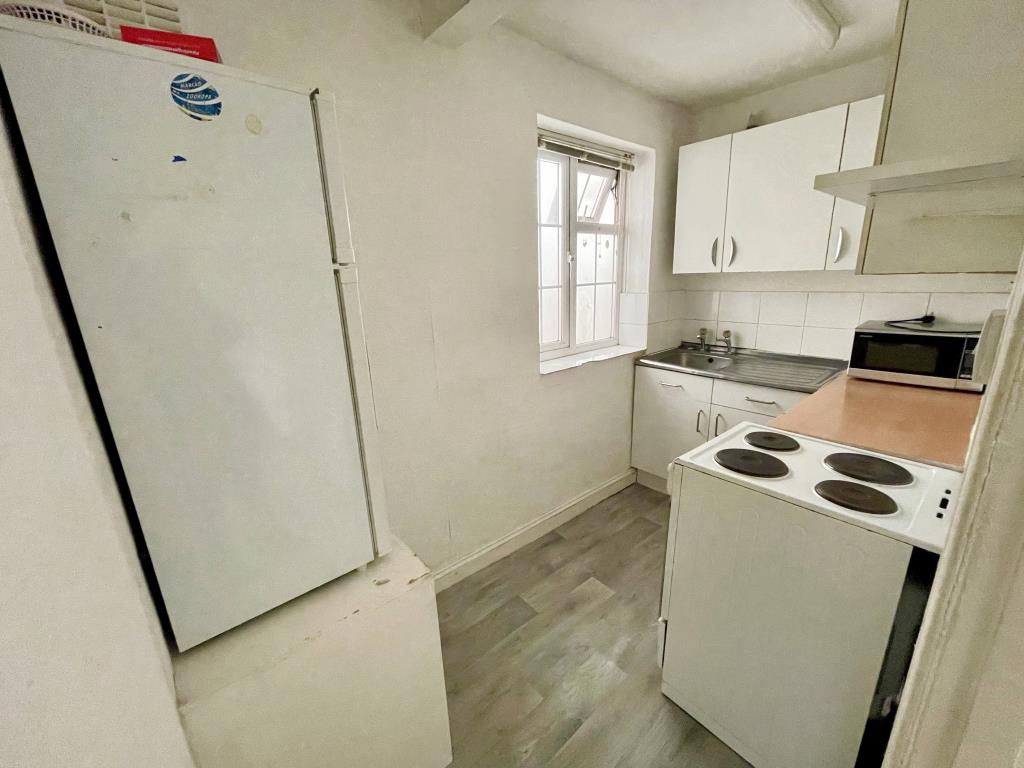 Lot: 12 - VACANT TWO-BEDROOM FLAT - Kitchen
